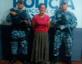 MUJER ES CAPTURADA TRAS LESIONAR CON UN CORVO A SU COMPAÑERO DE VIDA EN CIUDAD ARCE