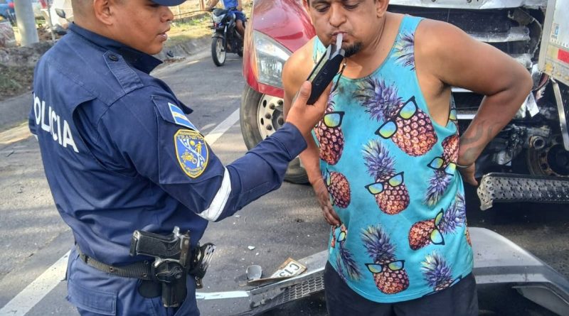 CONDUCTOR EBRIO INVADE CARRIL Y COLISIONA CONTRA OTRA RASTRA EN SAN MIGUEL