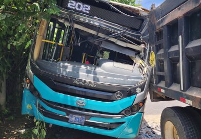 BUS DE LA RUTA 202 COLISIONA CONTRA VOLQUETA EN CARRETERA DE SANTA ANA A SAN SALVADOR