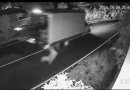 CÁMARA DE SEGURIDAD CAPTÓ A HOMBRE QUE CAYÓ DE UN CAMIÓN EN MOVIMIENTO ANTES DE QUE EL VEHÍCULO CHOCARA EN SONSONATE