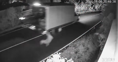CÁMARA DE SEGURIDAD CAPTÓ A HOMBRE QUE CAYÓ DE UN CAMIÓN EN MOVIMIENTO ANTES DE QUE EL VEHÍCULO CHOCARA EN SONSONATE