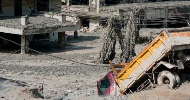 DESLAVE Y CRECIDA REPENTINA DE AGUA DEJA AL MENOS 95 MUERTOS Y CIENTOS DE DESAPARECIDOS ENTRE NEPAL Y TÍBET