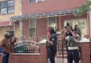 VECINOS CONFRONTAN A AGENTES DE ICE DURANTE OPERATIVO EN NUEVA YORK