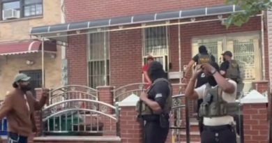 VECINOS CONFRONTAN A AGENTES DE ICE DURANTE OPERATIVO EN NUEVA YORK