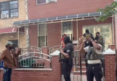 VECINOS CONFRONTAN A AGENTES DE ICE DURANTE OPERATIVO EN NUEVA YORK