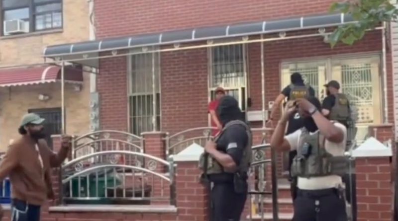 VECINOS CONFRONTAN A AGENTES DE ICE DURANTE OPERATIVO EN NUEVA YORK