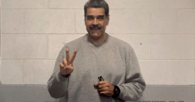 MADURO DESDE BROOKLYN: SONRISA, “V” DE VICTORIA Y MENSAJE DE “ESTAMOS FIRMES”