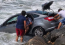 VEHÍCULO TERMINA DENTRO DEL MAR EN UNA PLAYA DE EL SALVADOR Y LA ESCENA SORPRENDE A VISITANTES