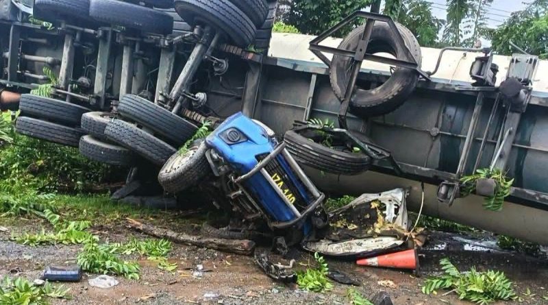 EN GUATEMALA DOS AGENTES DE LA PNC MUEREN Y TRES RESULTAN HERIDOS TRAS ACCIDENTE CON CISTERNA EN MORALES, IZABAL