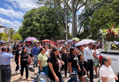 DAN EL ÚLTIMO ADIÓS EN CHALCHUAPA AL PASTOR JULIO HERNÁNDEZ Y SU HIJA; MIENTRAS SE DESCONOCE LA IDENTIDAD DEL RESPONSABLE