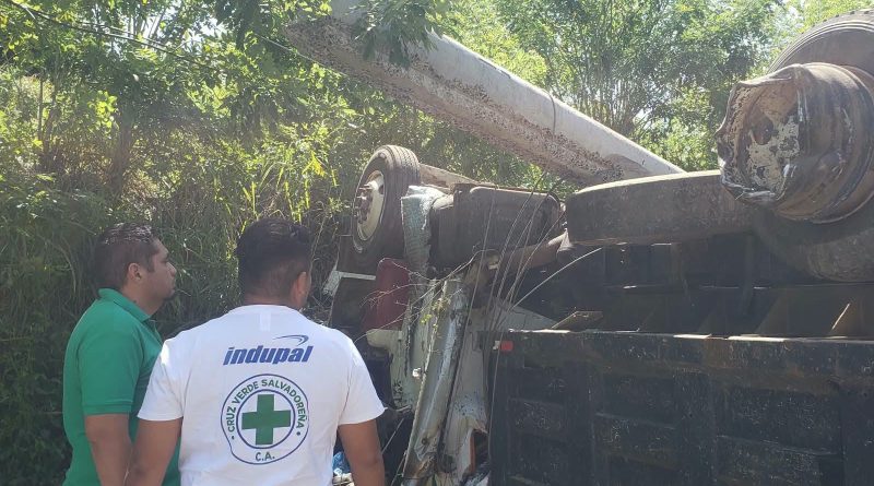 CONDUCTOR DE CAMIÓN MUERE TRAS VOLCAR EN EL BULEVAR CONSTITUCIÓN