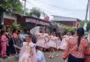 PADRE SOSTIENE A SU HIJA QUIEN DESFILÓ COMO CACHPORISTA DURANTE DESFILE DE INDEPENDENCIA EN CIUDAD ARCE