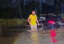 LLUVIAS ARRASTRAN MOTOCICLETA Y DEJAN VEHÍCULO ATRAPADO LA ZONA DE AMERICAN PARK EN LA CARRETERA A SANTA ANA