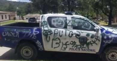 VANDALIZARON UNA PATRULLA DE LA POLICÍA NACIONAL DE HONDURAS EN OPATORO, LA PAZ