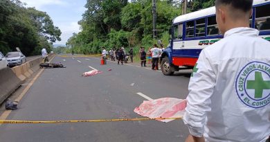 DOS PERSONAS FALLECEN EN ACCIDENTE ENTRE BUS Y MOTOCICLISTA EN COATEPEQUE, CARRETERA DE SANTA ANA A SAN SALVADOR