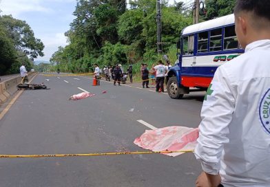 DOS PERSONAS FALLECEN EN ACCIDENTE ENTRE BUS Y MOTOCICLISTA EN COATEPEQUE, CARRETERA DE SANTA ANA A SAN SALVADOR