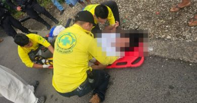 PIEZA DE CAMIÓN SE DESPRENDE Y LESIONA A JOVEN QUE ESPERABA EL AUTOBÚS EN SONSONATE