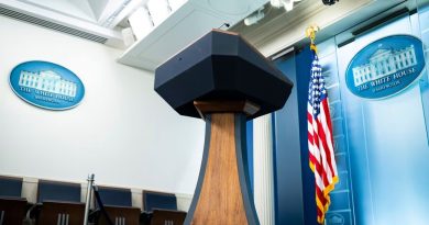 JUEZ ORDENA RESTABLECER TEMPORALMENTE CREDENCIALES DE CNN, MS NOW Y POLITICO EN LA CASA BLANCA