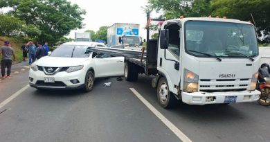 MATERIAL DE CONSTRUCCIÓN ATRAVIESA VEHÍCULO TRAS ACCIDENTE EN EL BYPASS DE USULUTÁN
