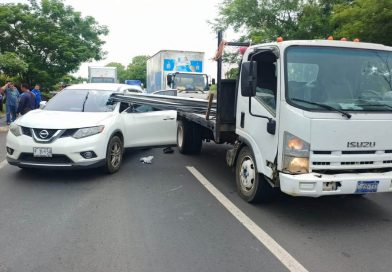 MATERIAL DE CONSTRUCCIÓN ATRAVIESA VEHÍCULO TRAS ACCIDENTE EN EL BYPASS DE USULUTÁN