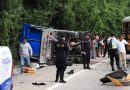 CAMIÓN VUELCA TRAS SER IMPACTADO POR UN BUS DE LA RUTA 40 EN AYAGUALO, LA LIBERTAD