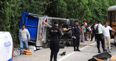 CAMIÓN VUELCA TRAS SER IMPACTADO POR UN BUS DE LA RUTA 40 EN AYAGUALO, LA LIBERTAD