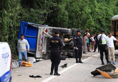 CAMIÓN VUELCA TRAS SER IMPACTADO POR UN BUS DE LA RUTA 40 EN AYAGUALO, LA LIBERTAD