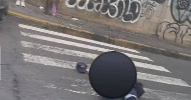 AGENTE DE TRÁNSITO DE LA PNC RESULTA ATROPELLADO EN EL CENTRO DE SAN SALVADOR
