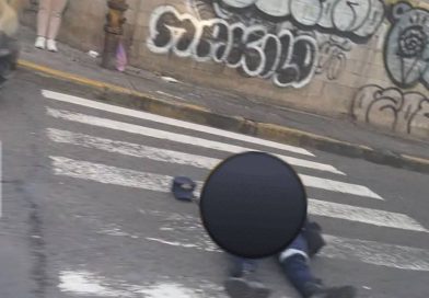 AGENTE DE TRÁNSITO DE LA PNC RESULTA ATROPELLADO EN EL CENTRO DE SAN SALVADOR