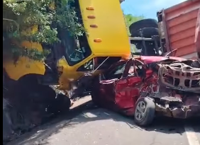 UNA PERSONA QUEDA ATRAPADA TRAS ACCIDENTE ENTRE DOS CAMIONES EN APOPA