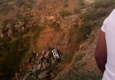 TRAGEDIA EN CABO VERDE DEJA AL MENOS 25 MUERTOS TRAS CAER AUTOBÚS A UN BARRANCO