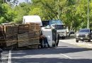 CAMIÓN QUE TRANSPORTABA TARIMAS VUELCA EN APOPA