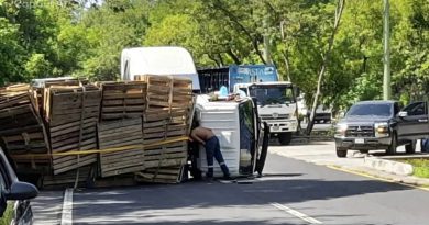CAMIÓN QUE TRANSPORTABA TARIMAS VUELCA EN APOPA