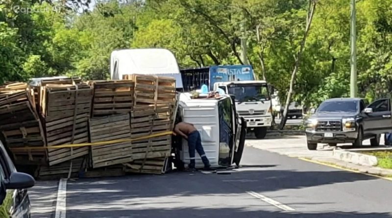 CAMIÓN QUE TRANSPORTABA TARIMAS VUELCA EN APOPA