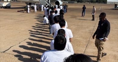 EE.UU. DIFUNDE IMÁGENES DE DECENAS DE INMIGRANTES TRASLADADOS EN AVIÓN CON DESTINO A ECUADOR