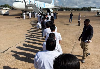 EE.UU. DIFUNDE IMÁGENES DE DECENAS DE INMIGRANTES TRASLADADOS EN AVIÓN CON DESTINO A ECUADOR