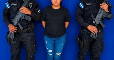 MUJER ES DETENIDA TRAS SER SEÑALADA DE DAÑAR DOS VEHÍCULOS EN UN TALLER DE IZALCO