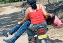 MADRE TRASLADA EN MOTOCICLETA EL CUERPO DE SU HIJO TRAS HALLAZGO EN ZONA RURAL DE COLOMBIA