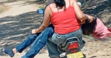 MADRE TRASLADA EN MOTOCICLETA EL CUERPO DE SU HIJO TRAS HALLAZGO EN ZONA RURAL DE COLOMBIA