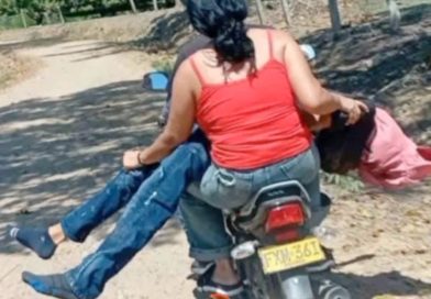 MADRE TRASLADA EN MOTOCICLETA EL CUERPO DE SU HIJO TRAS HALLAZGO EN ZONA RURAL DE COLOMBIA