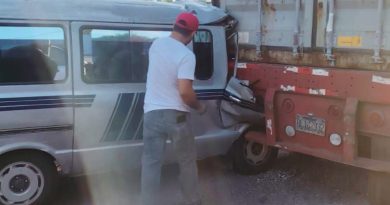 VARIOS ESTUDIANTES RESULTAN LESIONADOS TRAS CHOQUE DE MICROBUS ESCOLAR CONTRA RASTRA
