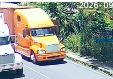 MOTOCICLISTA SE SALVA POR POCO DE SER ATROPELLADO POR UNA RASTRA EN LA PALMA