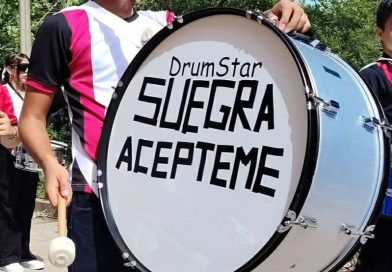 “SUEGRA, ACÉPTEME”: EL MENSAJE QUE LLAMÓ LA ATENCIÓN EN DESFILE DE MONCAGUA