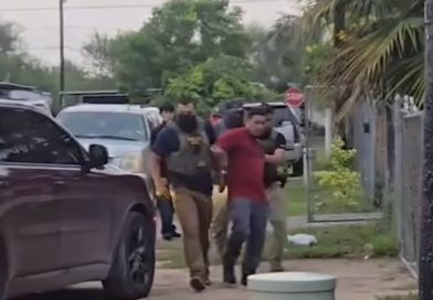 PADRE DE SIETE HIJOS ES DETENIDO POR AGENTES DE ICE EN SU PROPIEDAD EN TEXAS