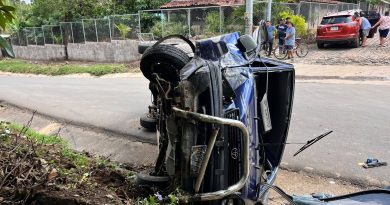 MICROBÚS ESCOLAR SUFRE ACCIDENTE CON ALUMNOS A BORDO EN CIUDAD ARCE