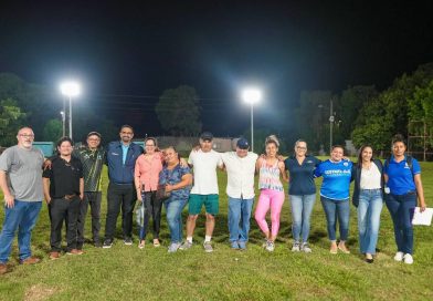 ALCALDÍA DE SANTA ANA CENTRO AVANZA EN PROYECTO DE ILUMINACIÓN DE CANCHA EN EL REPARTO IVU LOS 44