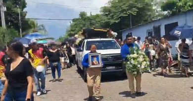 EN ACAJUTLA,SONSONATE  DESPIDIERON A OWEN MORALES, JOVEN DE 17 AÑOS FALLECIDO EN ACCIDENTE