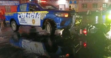 VECINOS RETIENEN A POLICÍAS TRAS ACCIDENTE QUE DEJÓ LESIONADA A MOTOCICLISTA EN GUATEMALA