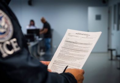 JUEZ FEDERAL BLOQUEA TEMPORALMENTE MULTAS DE HASTA 1.8 MILLONES DE DÓLARES A INMIGRANTES EN EE. UU.