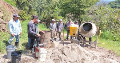 ALCALDÍA DE SANTA ANA CENTRO APOYA CON CEMENTO EL MEJORAMIENTO DE CALLE EN EL PINALITO